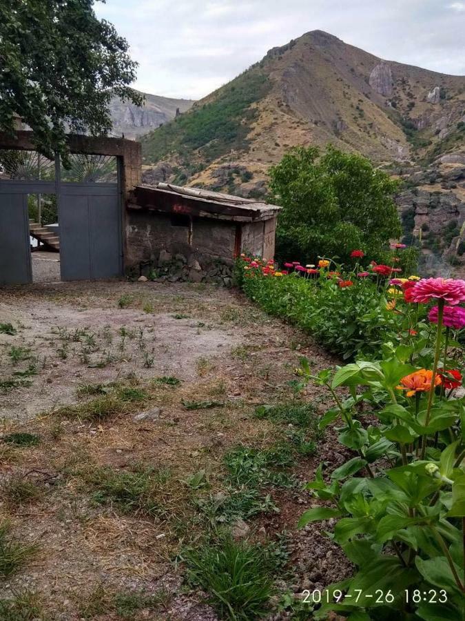 Nnn Guest House Goris Exteriör bild