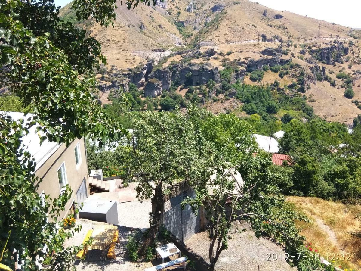 Nnn Guest House Goris Exteriör bild